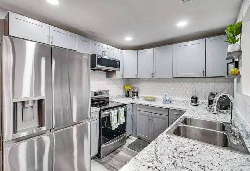 Inviting Savannah Home W/ Yard: 3 Mi To Downtown!