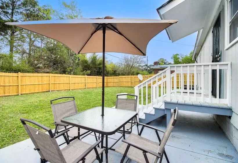 Inviting Savannah Home W/ Yard: 3 Mi To Downtown!