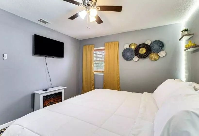 Inviting Savannah Home W/ Yard: 3 Mi To Downtown!