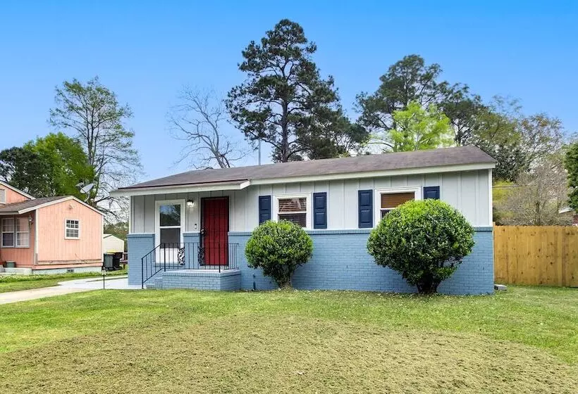 Inviting Savannah Home W/ Yard: 3 Mi To Downtown!