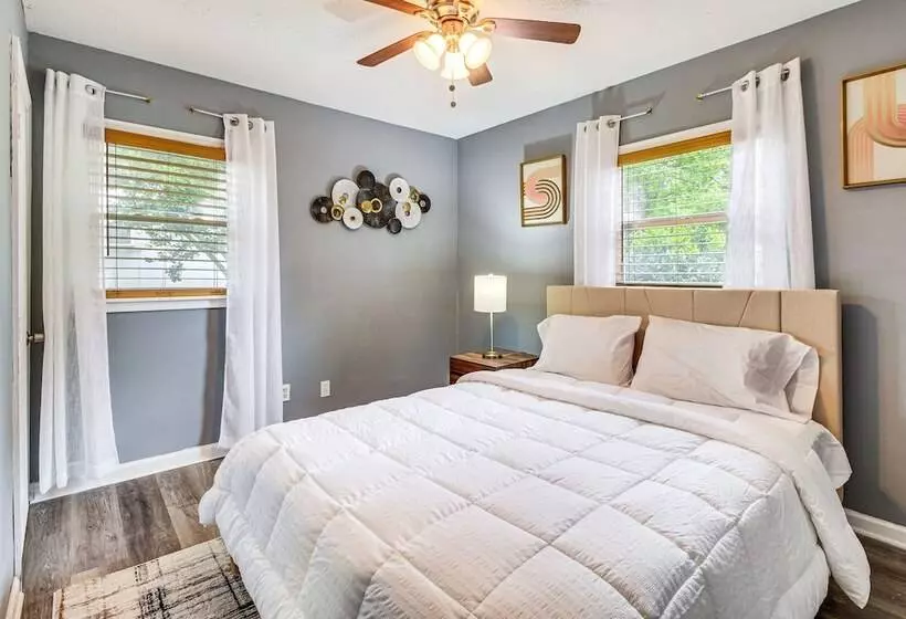 Inviting Savannah Home W/ Yard: 3 Mi To Downtown!