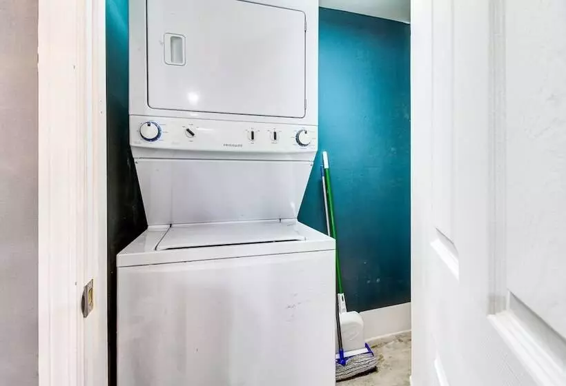 Inviting Savannah Home W/ Yard: 3 Mi To Downtown!