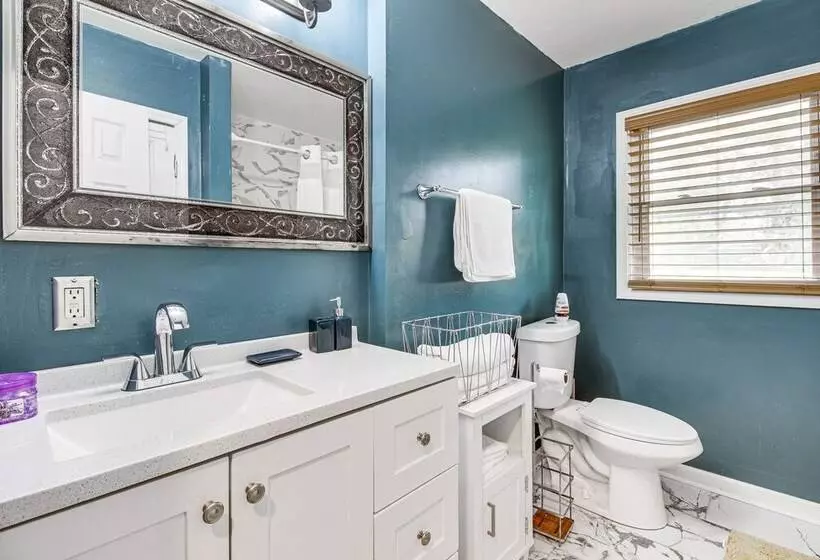 Inviting Savannah Home W/ Yard: 3 Mi To Downtown!