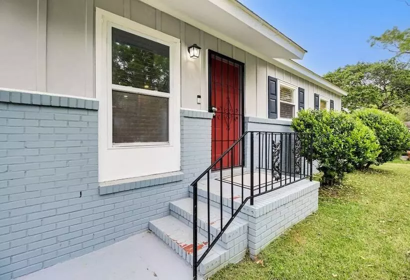 Inviting Savannah Home W/ Yard: 3 Mi To Downtown!