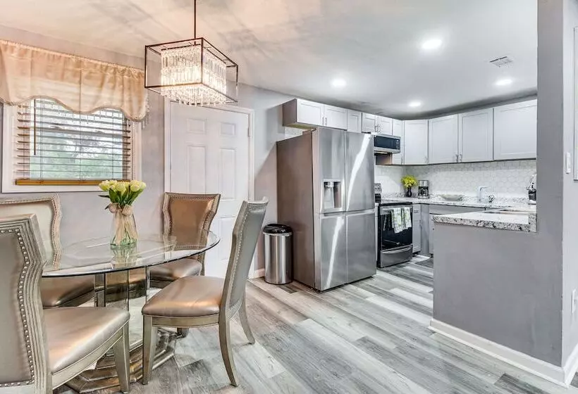 Inviting Savannah Home W/ Yard: 3 Mi To Downtown!