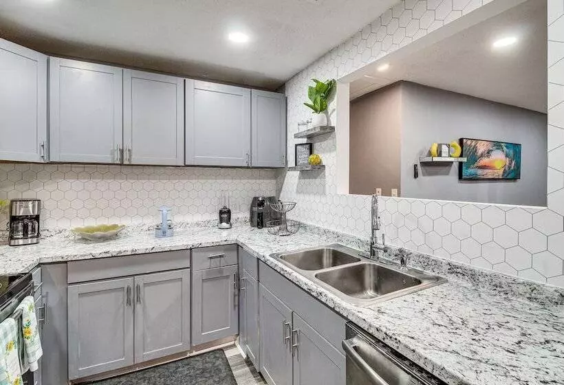 Inviting Savannah Home W/ Yard: 3 Mi To Downtown!