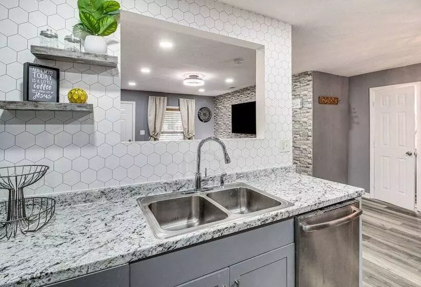 Inviting Savannah Home W/ Yard: 3 Mi To Downtown!