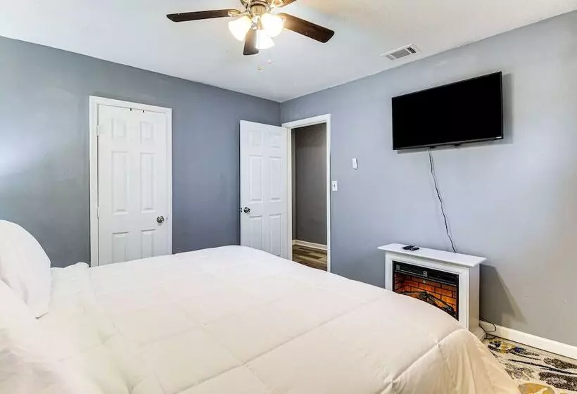 Inviting Savannah Home W/ Yard: 3 Mi To Downtown!