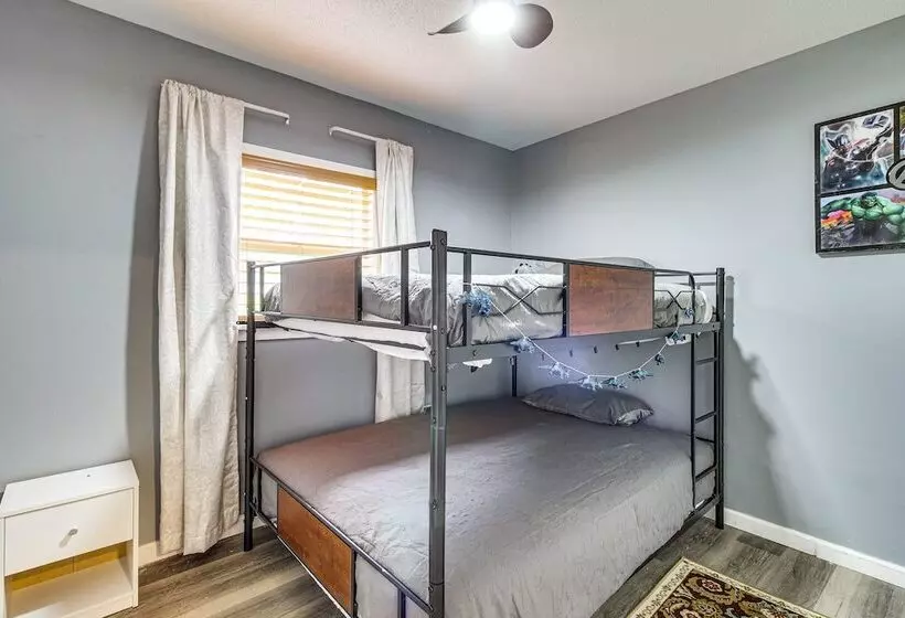 Inviting Savannah Home W/ Yard: 3 Mi To Downtown!