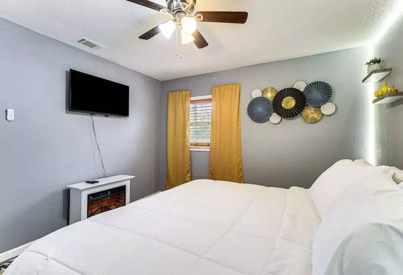 Inviting Savannah Home W/ Yard: 3 Mi To Downtown!