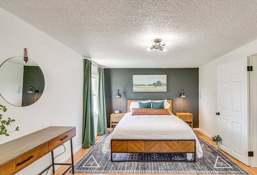 Jefferson City Bungalow: Hot Tub & Patio!