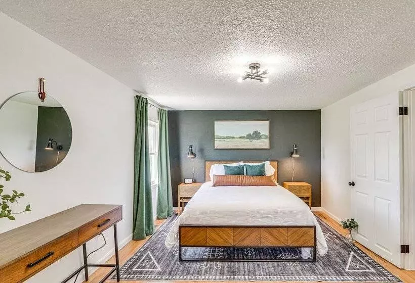 Jefferson City Bungalow: Hot Tub & Patio!