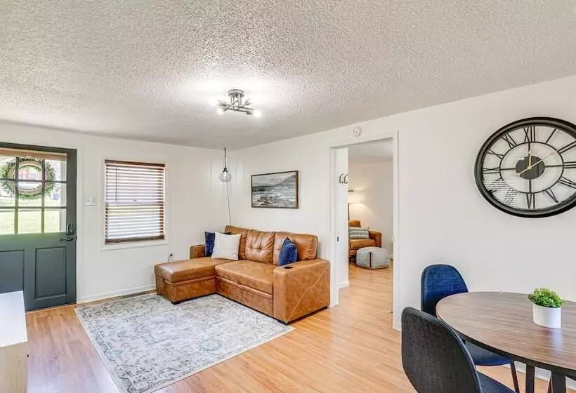 Jefferson City Bungalow: Hot Tub & Patio!