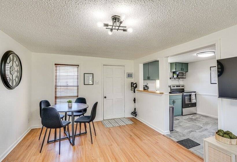 Jefferson City Bungalow: Hot Tub & Patio!