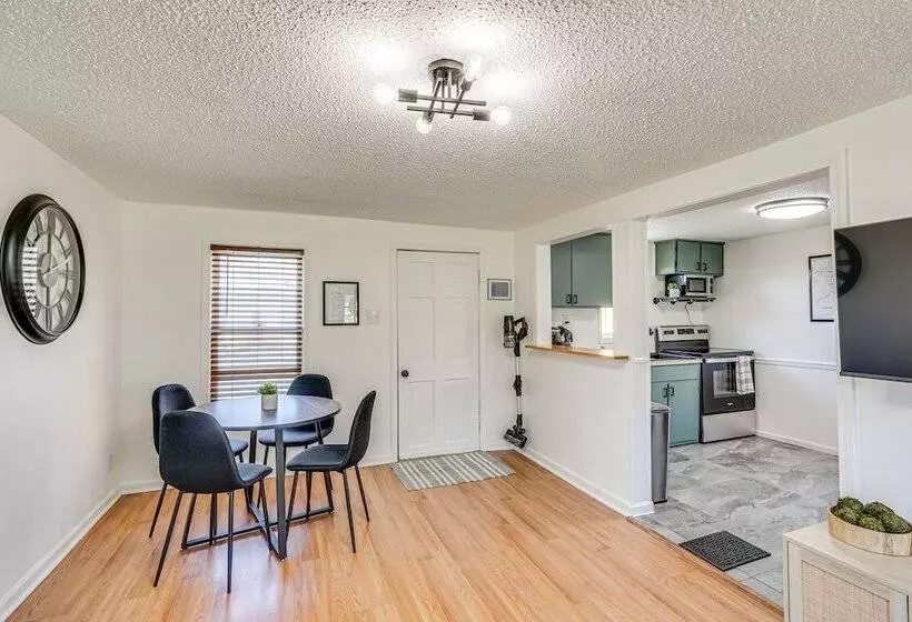 Jefferson City Bungalow: Hot Tub & Patio!