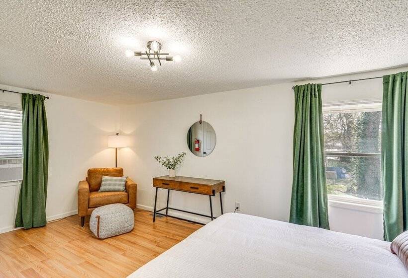 Jefferson City Bungalow: Hot Tub & Patio!