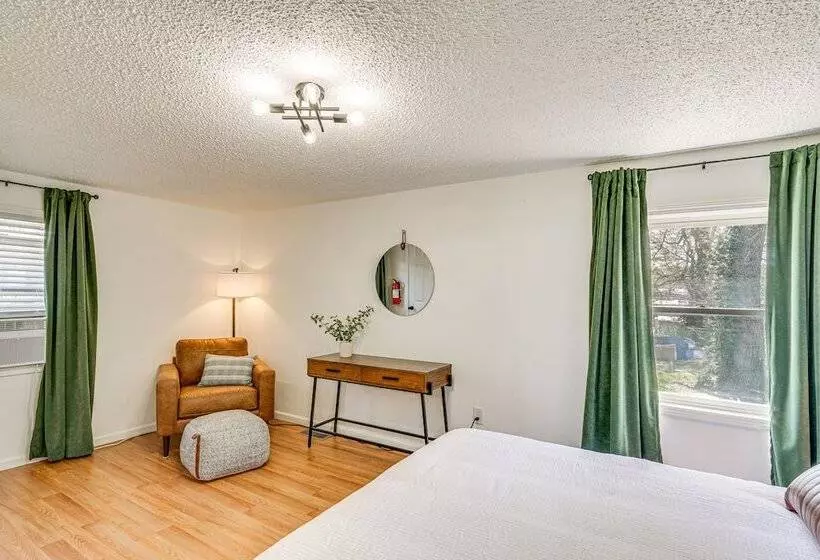 Jefferson City Bungalow: Hot Tub & Patio!