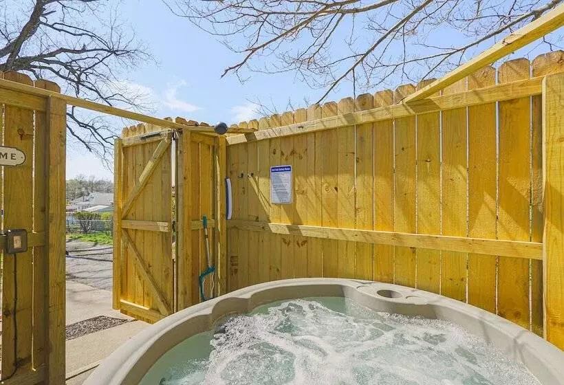 Jefferson City Bungalow: Hot Tub & Patio!