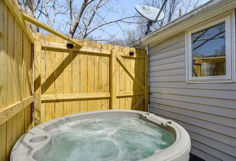 Jefferson City Bungalow: Hot Tub & Patio!