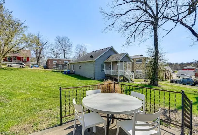 Jefferson City Bungalow: Hot Tub & Patio!