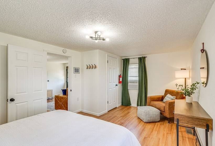 Jefferson City Bungalow: Hot Tub & Patio!