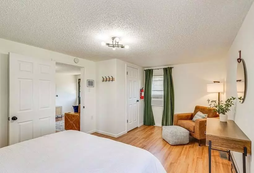 Jefferson City Bungalow: Hot Tub & Patio!