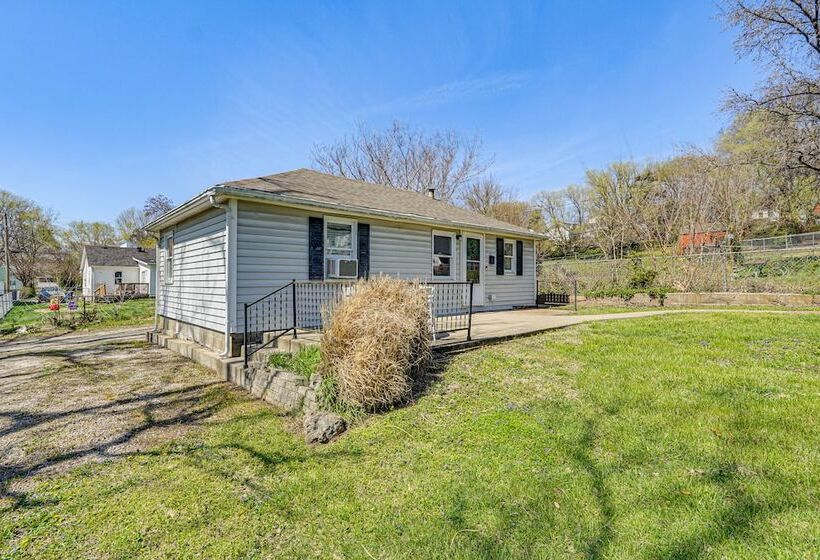 Jefferson City Bungalow: Hot Tub & Patio!