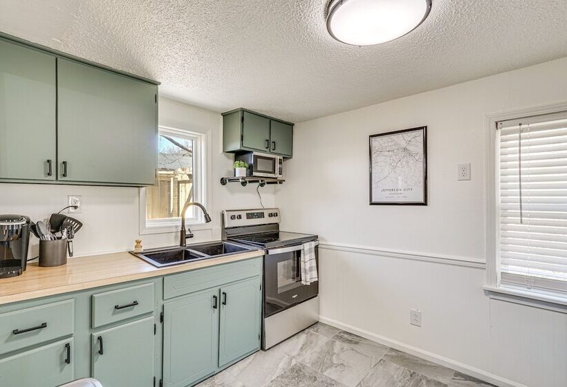 Jefferson City Bungalow: Hot Tub & Patio!