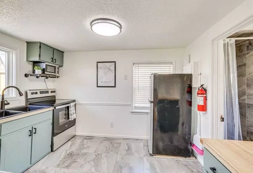 Jefferson City Bungalow: Hot Tub & Patio!