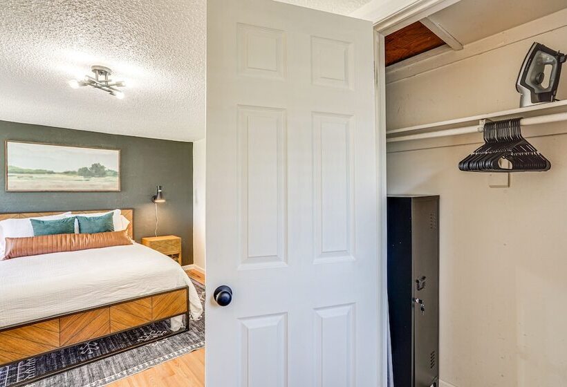 Jefferson City Bungalow: Hot Tub & Patio!