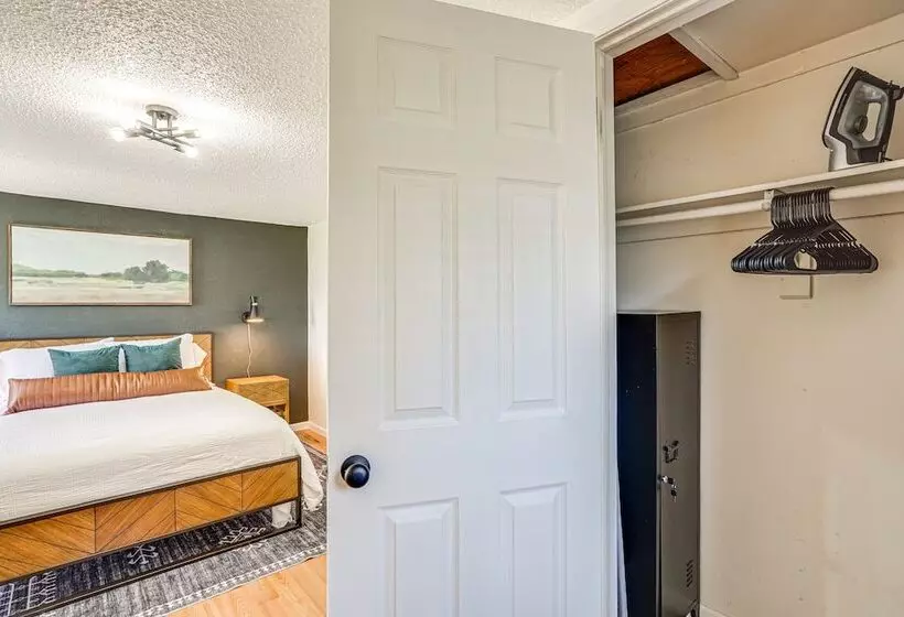 Jefferson City Bungalow: Hot Tub & Patio!