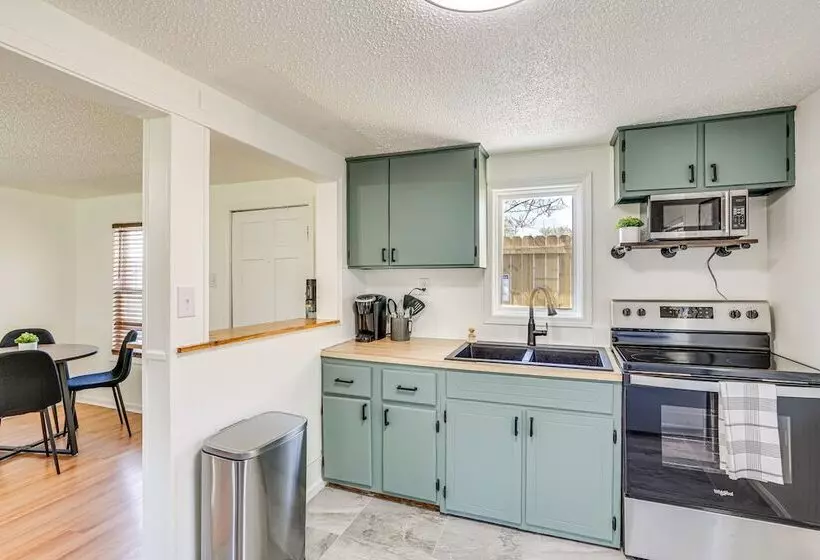 Jefferson City Bungalow: Hot Tub & Patio!