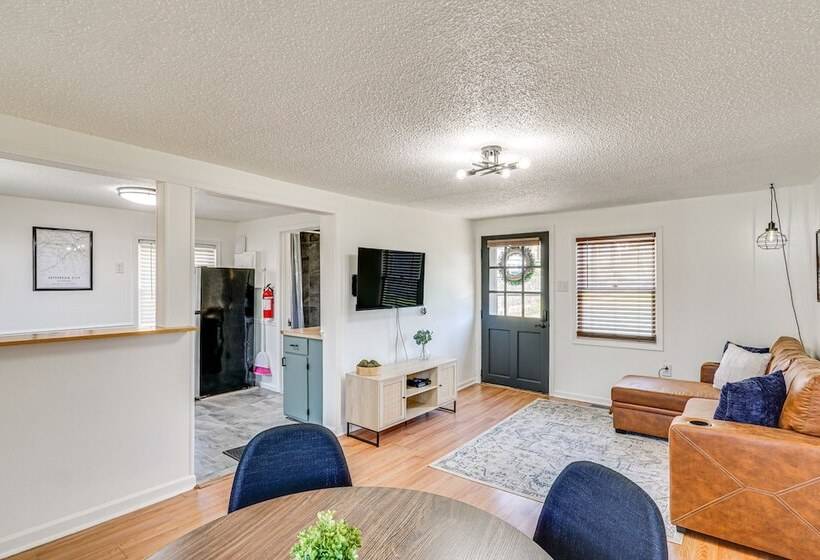Jefferson City Bungalow: Hot Tub & Patio!