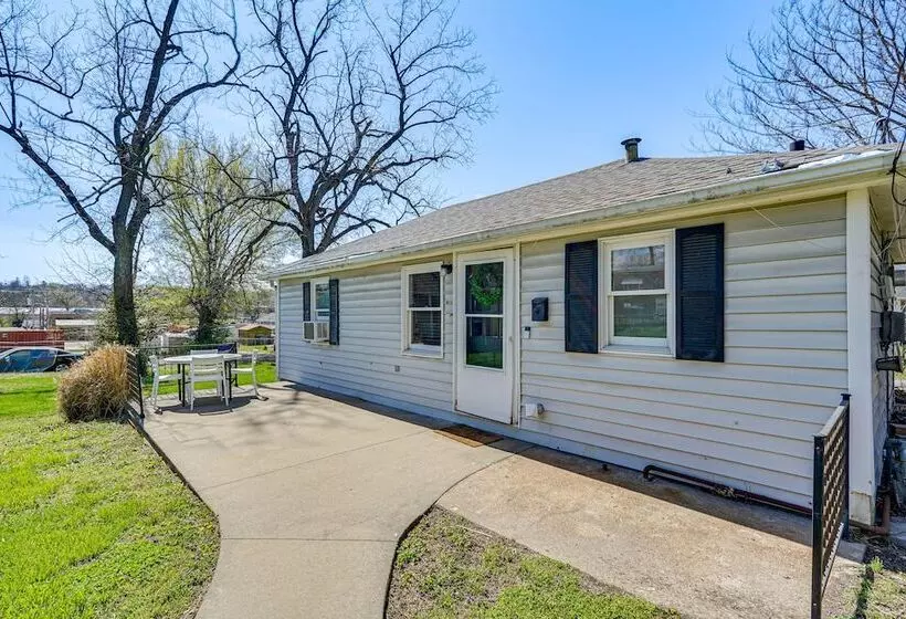 Jefferson City Bungalow: Hot Tub & Patio!