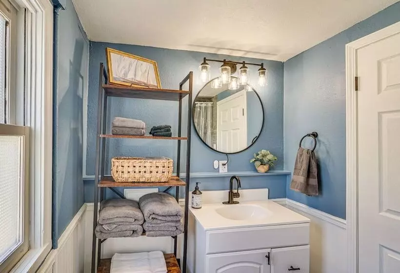 Jefferson City Bungalow: Hot Tub & Patio!