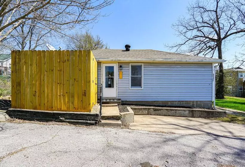 Jefferson City Bungalow: Hot Tub & Patio!