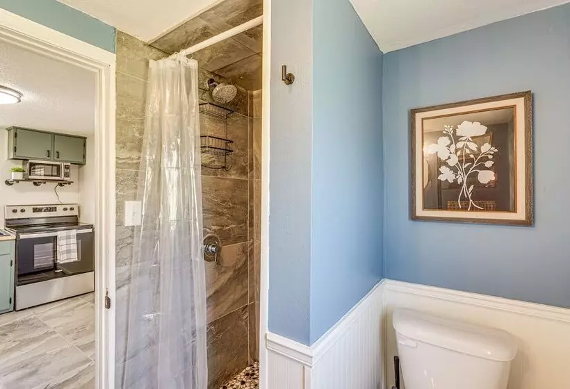 Jefferson City Bungalow: Hot Tub & Patio!