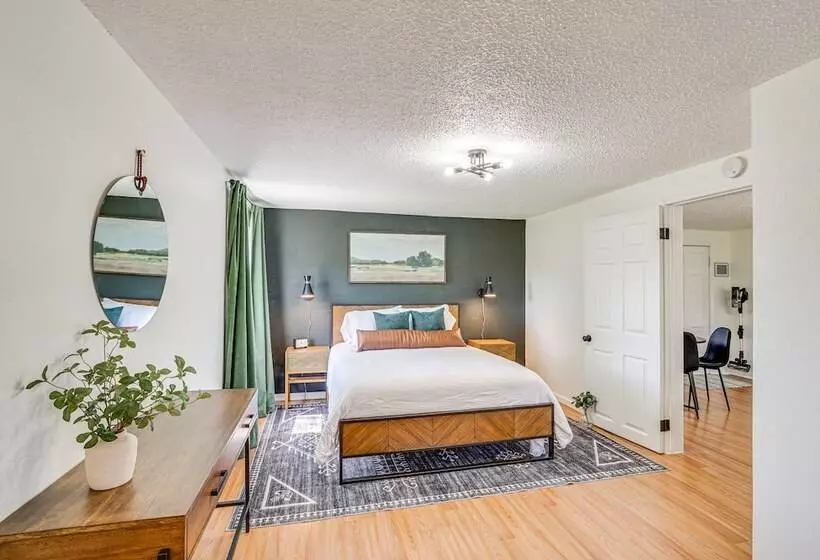 Jefferson City Bungalow: Hot Tub & Patio!