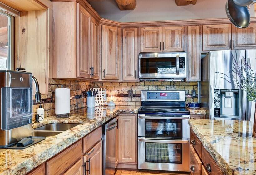 Luxe Family Cabin W/ Deck: Walk To Duchesne River!