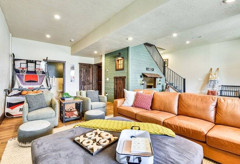 Luxe Family Cabin W/ Deck: Walk To Duchesne River!