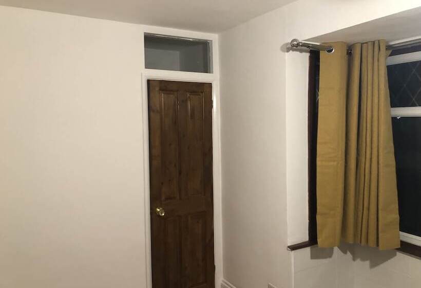 Резиденция Golden Villa Charming 3 Bed House In Uxbridge