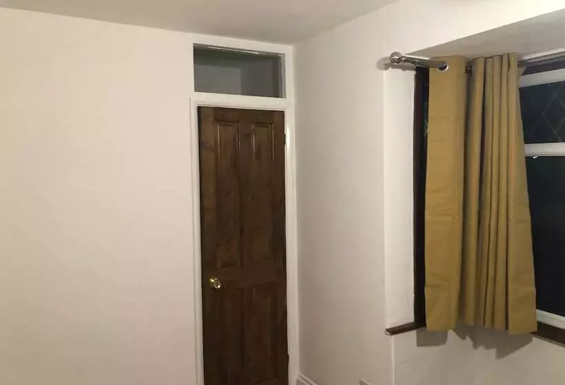 Residenssi Golden Villa   Charming 3 Bed House In Uxbridge