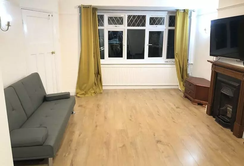 Residenssi Golden Villa   Charming 3 Bed House In Uxbridge