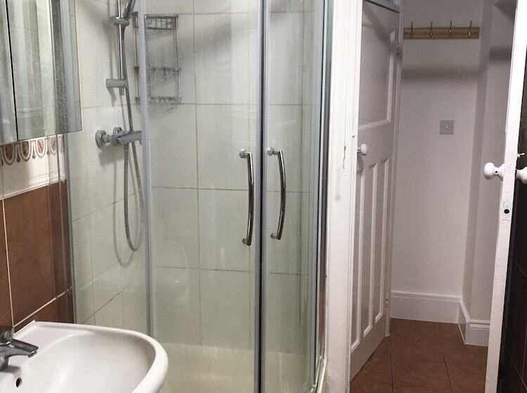 Резиденция Golden Villa Charming 3 Bed House In Uxbridge