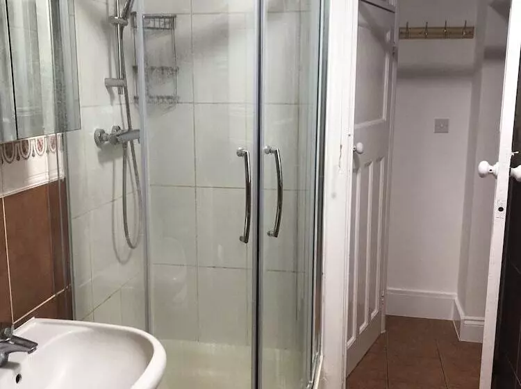 Residenssi Golden Villa   Charming 3 Bed House In Uxbridge