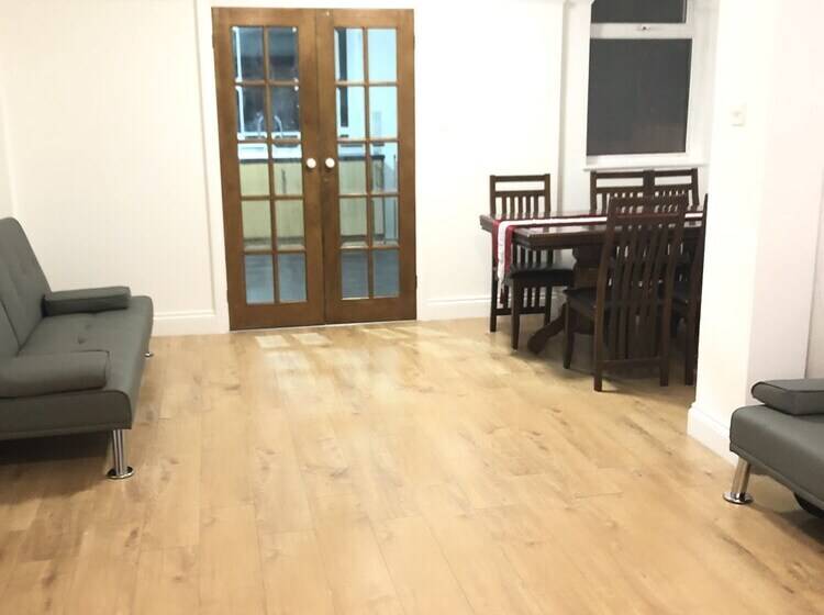 Резиденция Golden Villa Charming 3 Bed House In Uxbridge