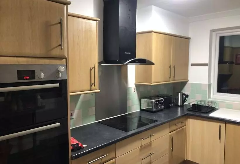 Residenssi Golden Villa   Charming 3 Bed House In Uxbridge