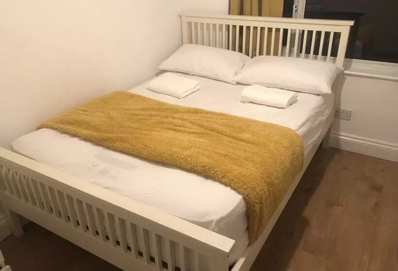 Residenssi Golden Villa   Charming 3 Bed House In Uxbridge