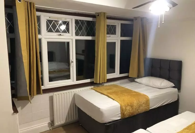 Residenssi Golden Villa   Charming 3 Bed House In Uxbridge