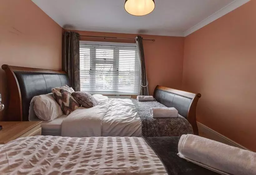 Residenssi Impeccable 3 Bed House In Basildon